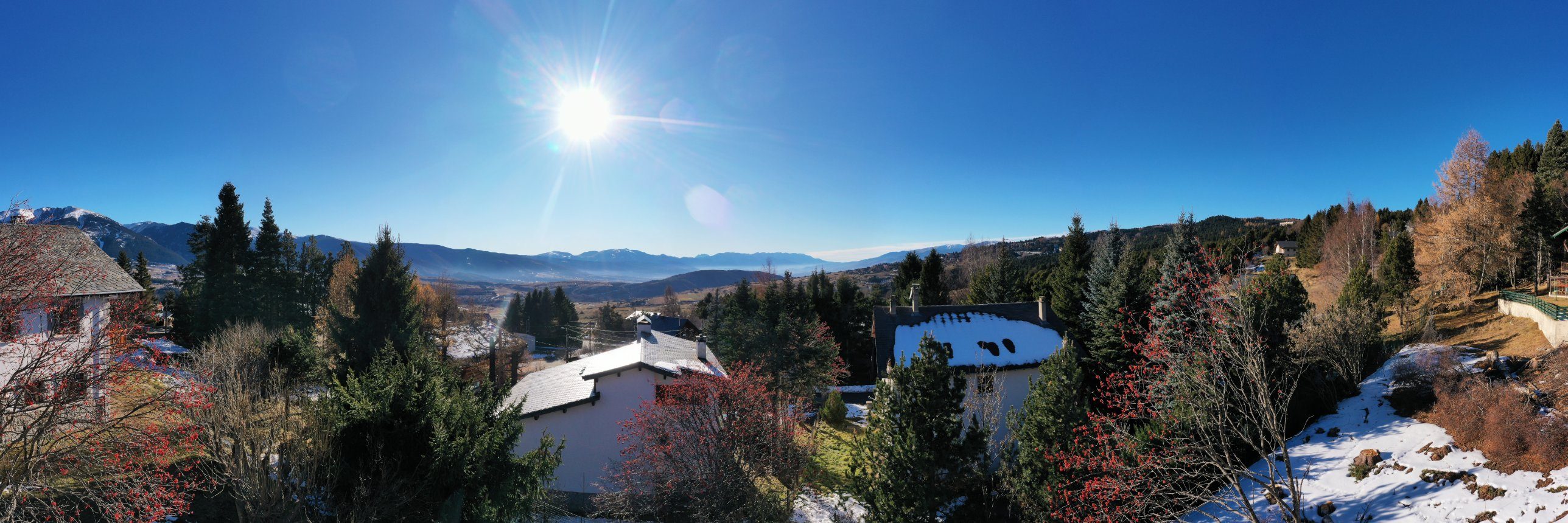 Panorama photographié au drone depuis le terrain : la Cerdagne et les montagnes au sud